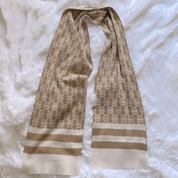 Michael Kors Scarf - Picture 5 of 5